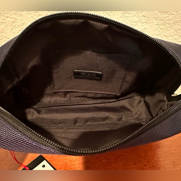 Brand New with Tag TUMI Medium Kit Navy Blue - Picture 4 of 4
